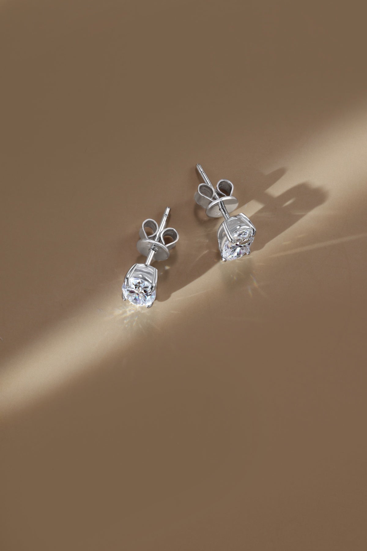 Pendientes de botón de moissanitas 2 ct en plata