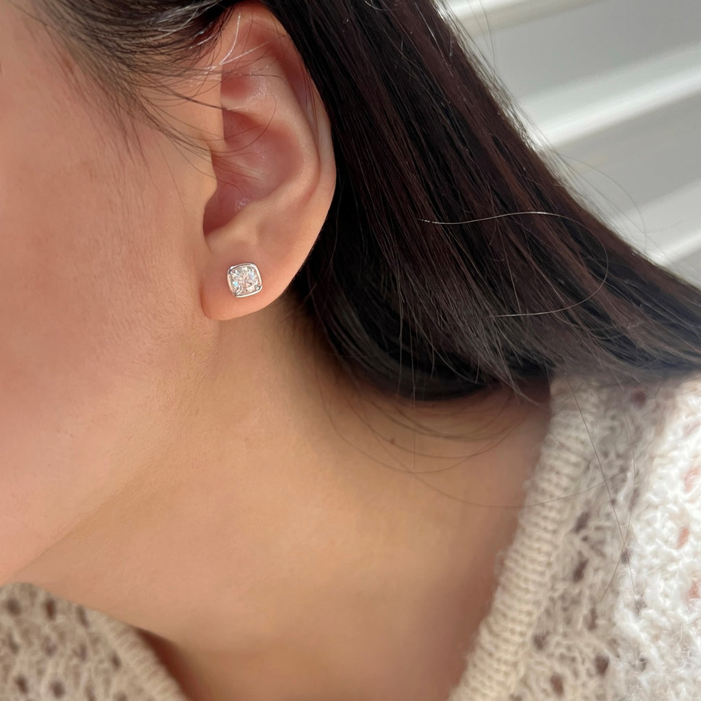 Pendientes de botón de moissanitas 1 ct en plata