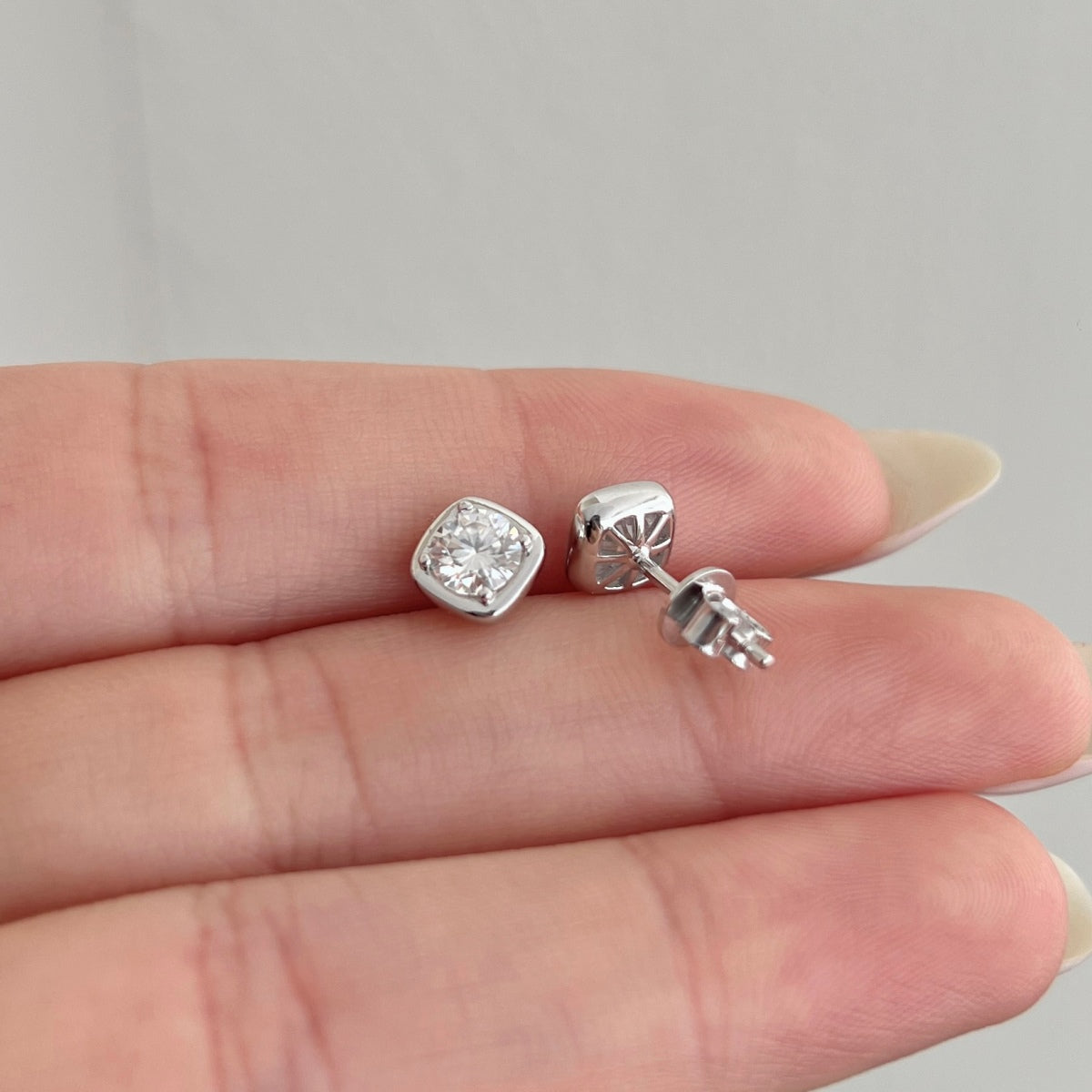 Pendientes de botón de moissanitas 1 ct en plata