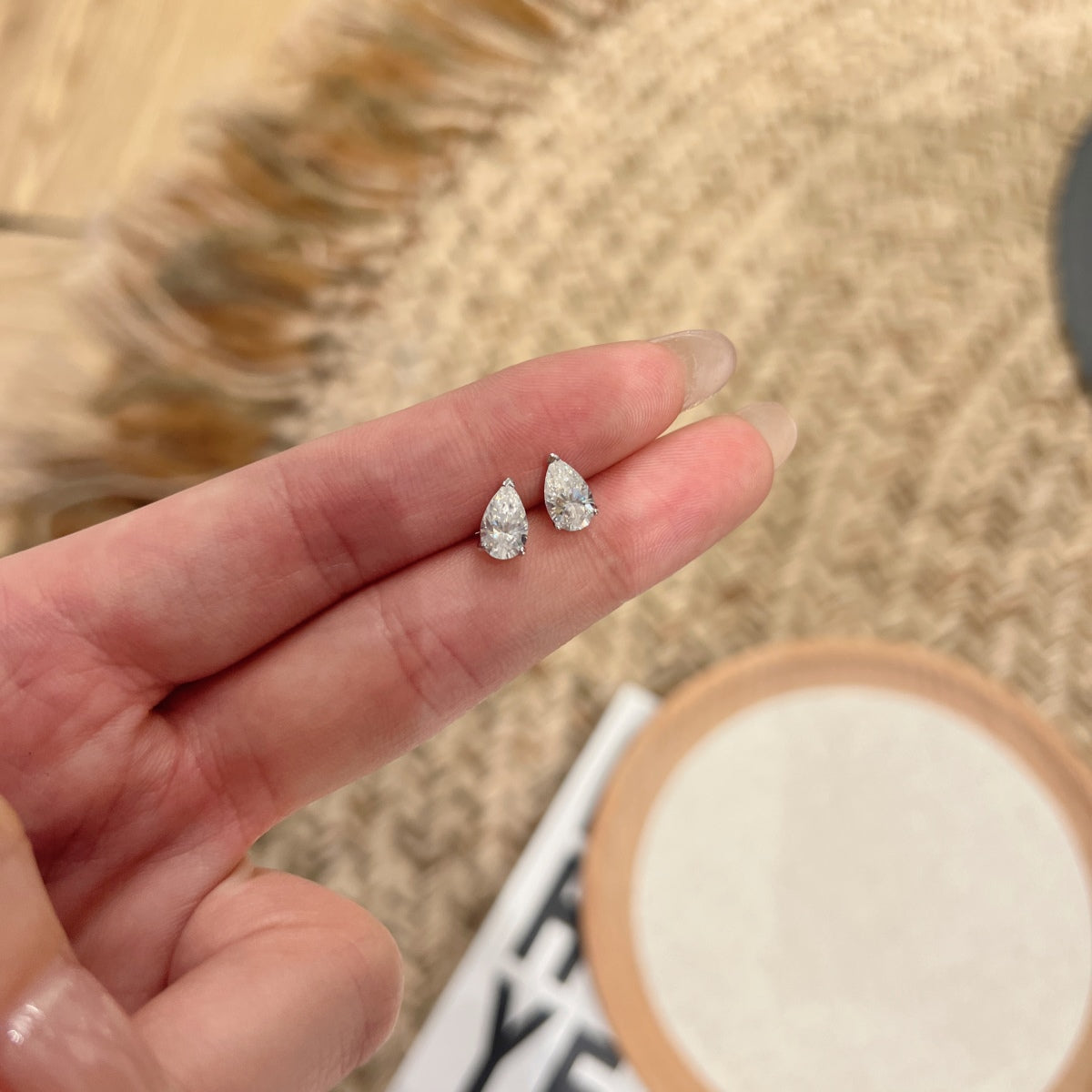 Pendientes de botón de moissanitas 2 ct en plata