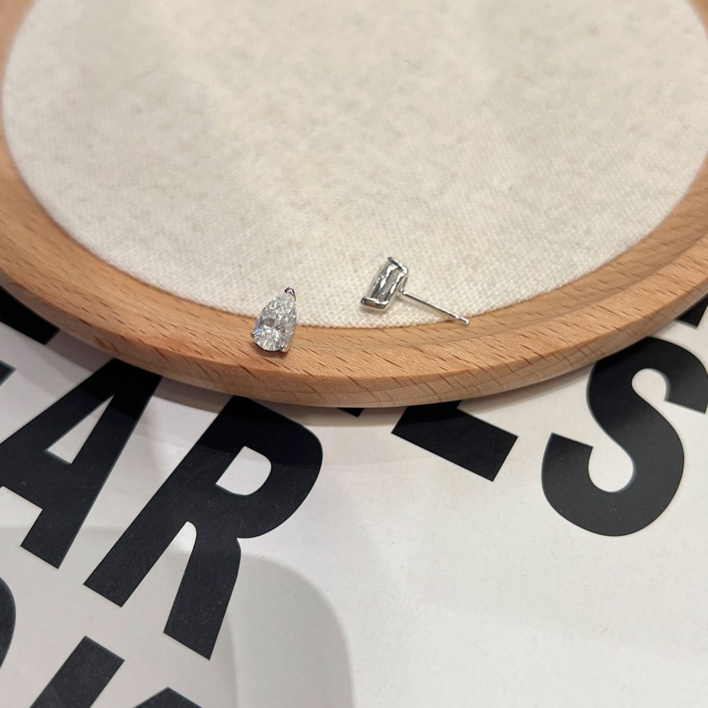 Pendientes de botón de moissanitas 2 ct en plata