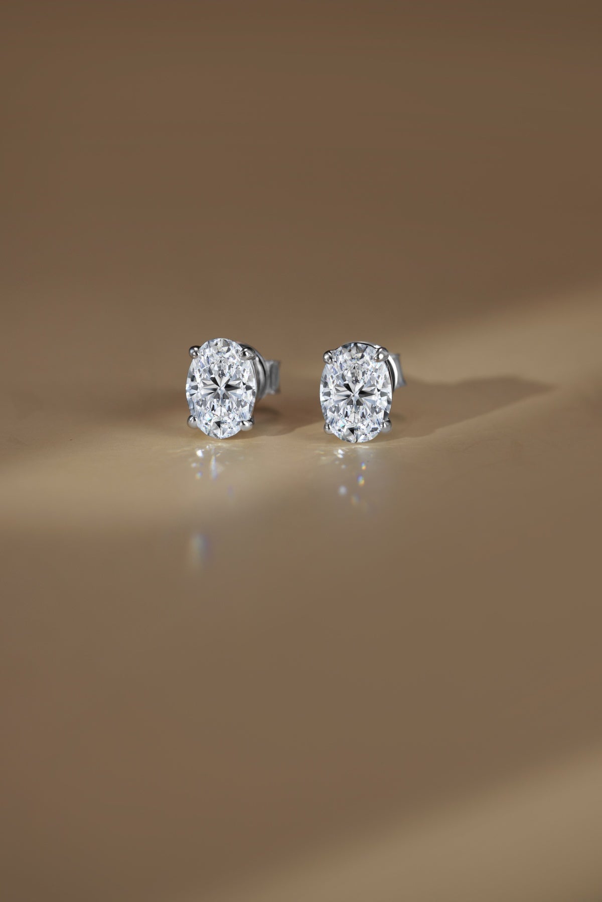 Pendientes de botón de moissanitas 2 ct en plata