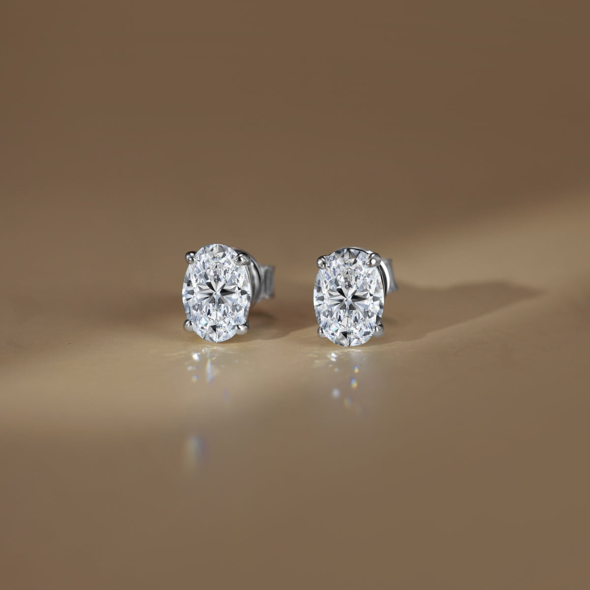 Pendientes de botón de moissanitas 2 ct en plata