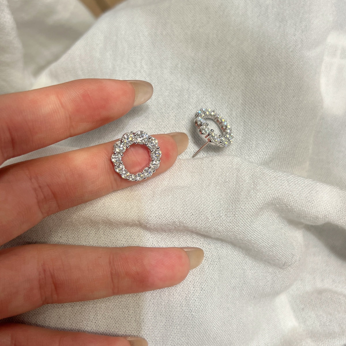 Pendientes de botón de moissanitas 3,3 ct en plata