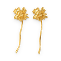 Pendientes largos con diseño de flor en acero dorado