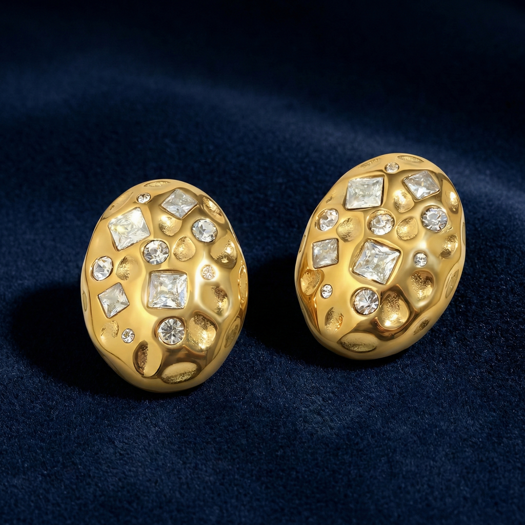 Pendientes ovalados de circonitas en acero dorado