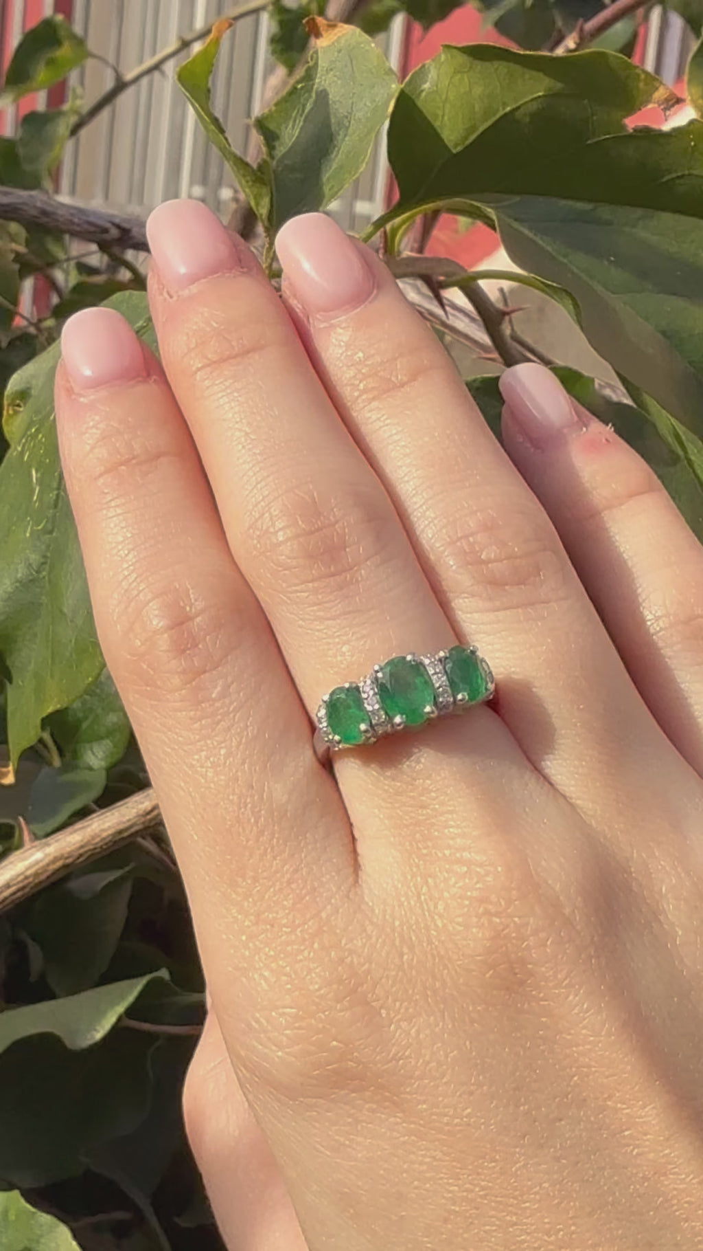 Anillo Triple Esmeralda y Diamantes