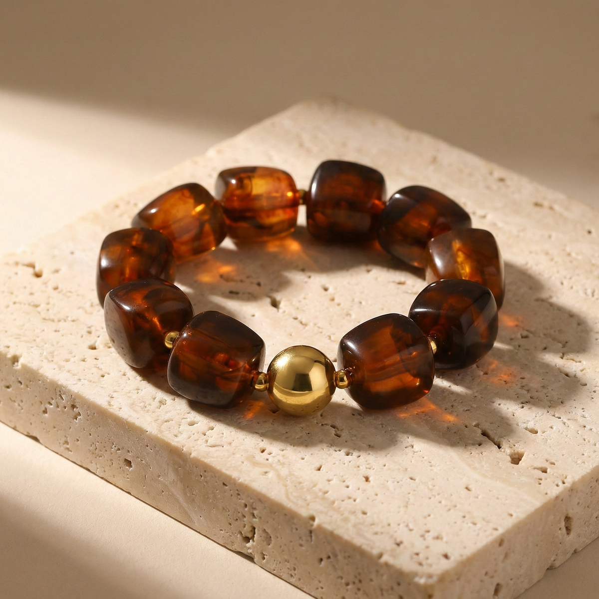 Pulsera de cuentas cúbicas en acero dorado