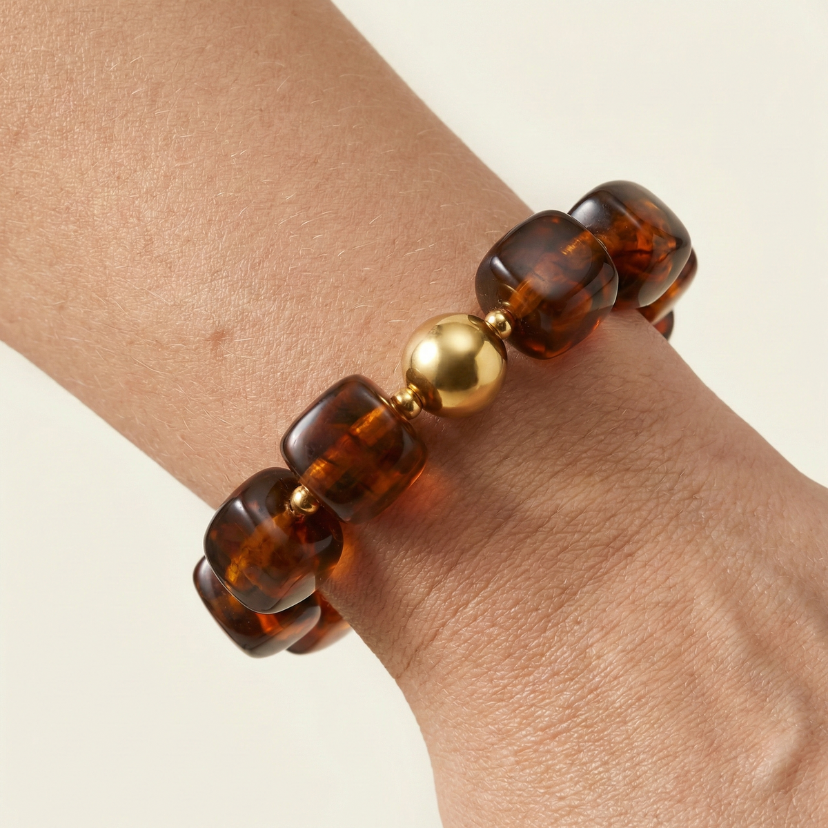 Pulsera de cuentas cúbicas en acero dorado