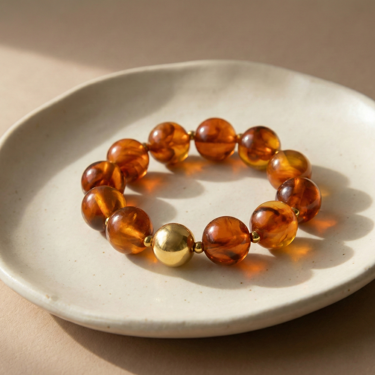 Pulsera de cuentas de piedra natural en acero dorado