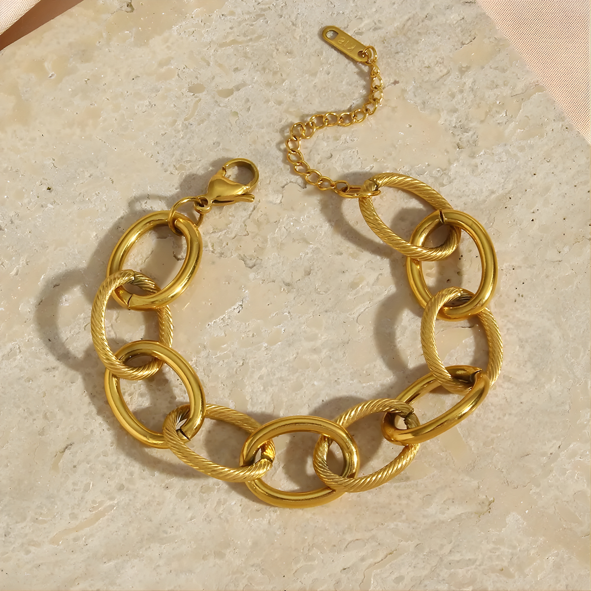Pulsera de eslabones lisos y trenzados en acero dorado