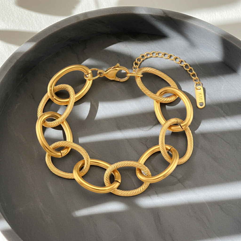 Pulsera de eslabones lisos y trenzados en acero dorado