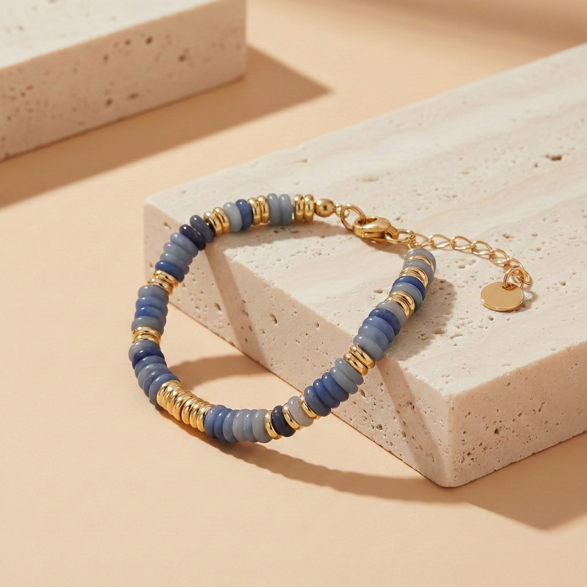 Pulsera de discos de azurita en acero dorado