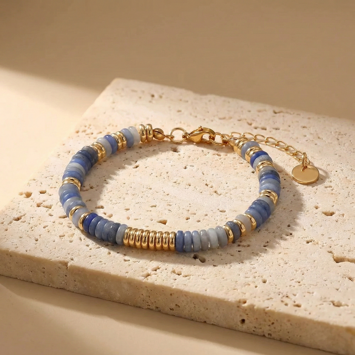Pulsera de discos de azurita en acero dorado