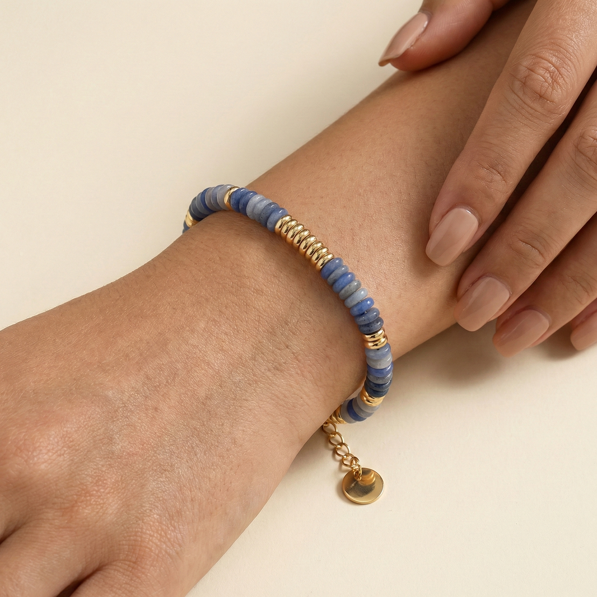 Pulsera de discos de azurita en acero dorado