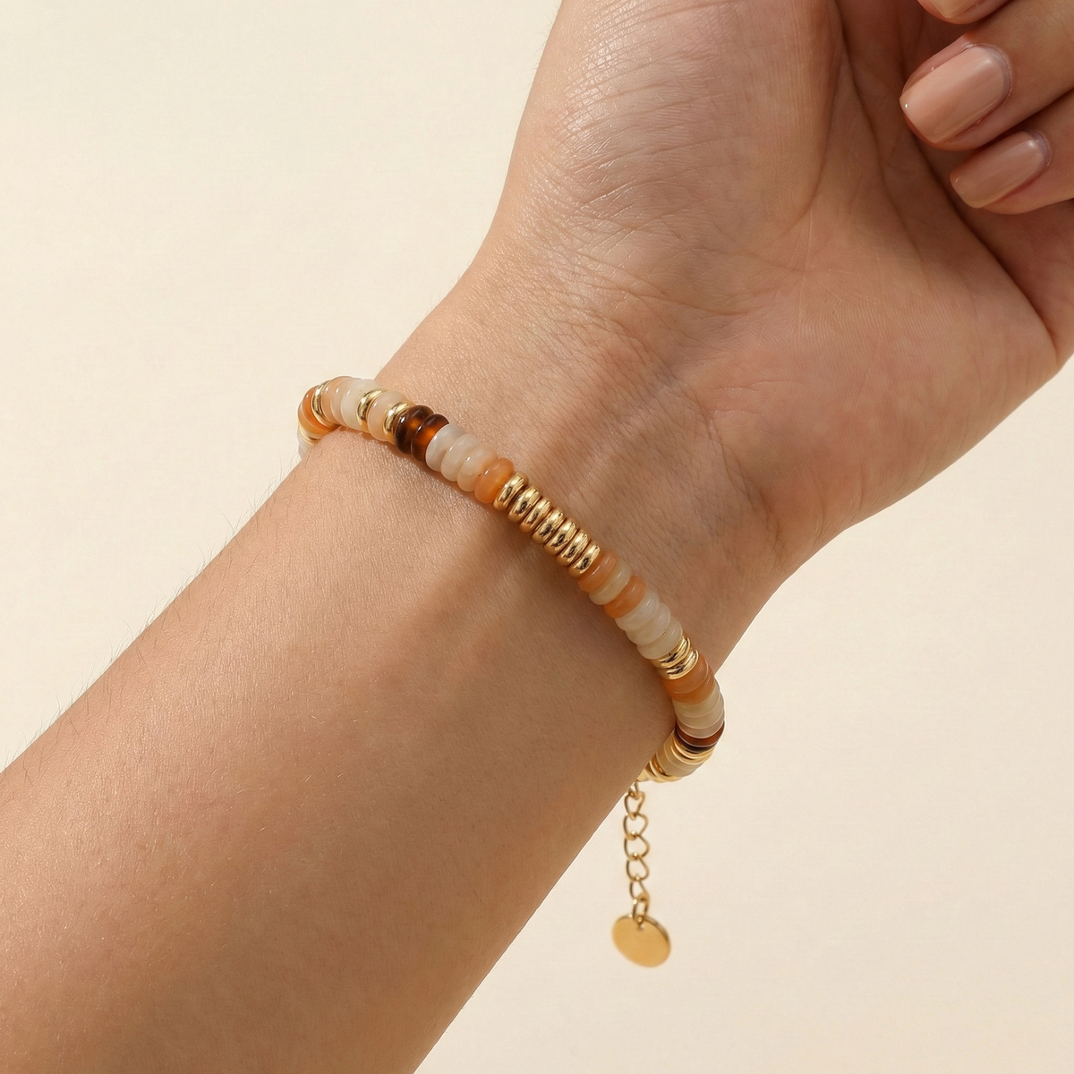 Pulsera de cuentas de jade en acero dorado