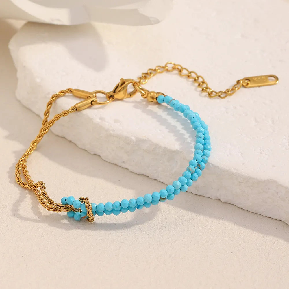 Pulsera de doble hilera de cuentas turquesas en acero dorado