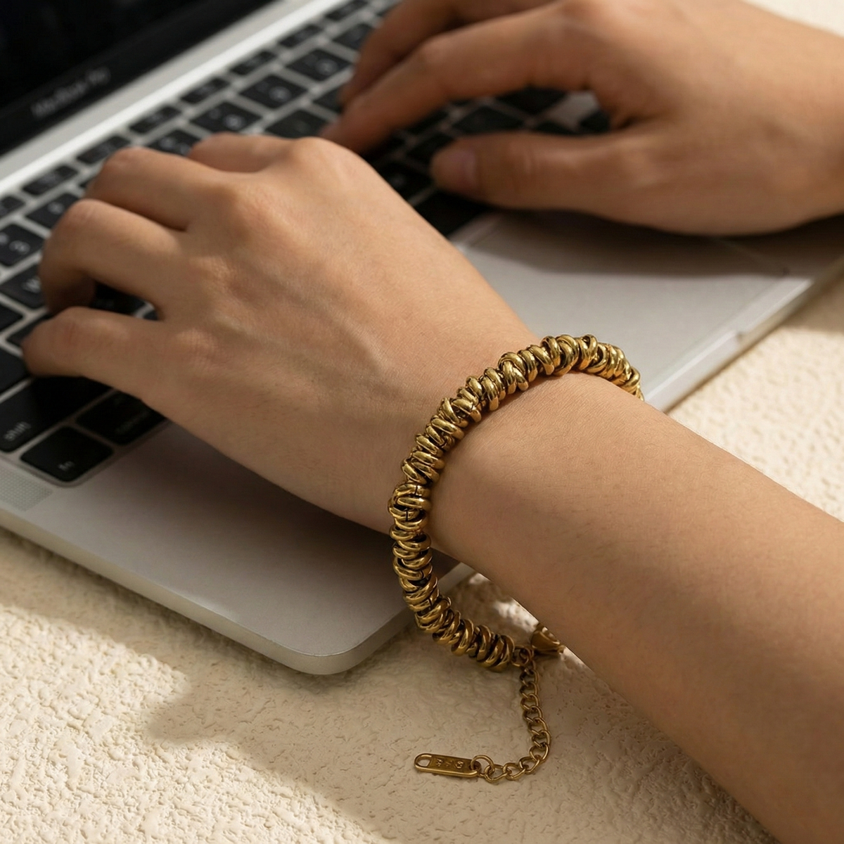 Pulsera de aros en acero dorado