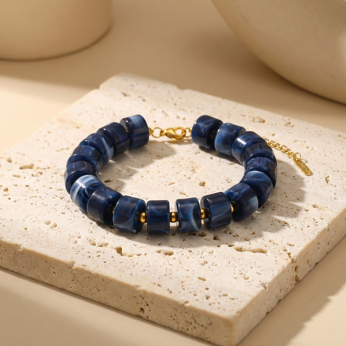 Pulsera de cuentas acrílicas azules en acero dorado