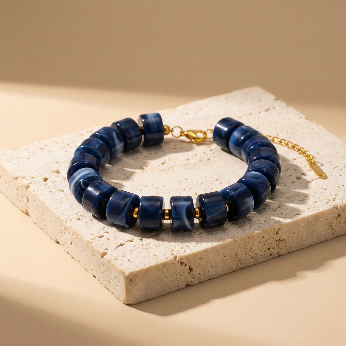 Pulsera de cuentas acrílicas azules en acero dorado