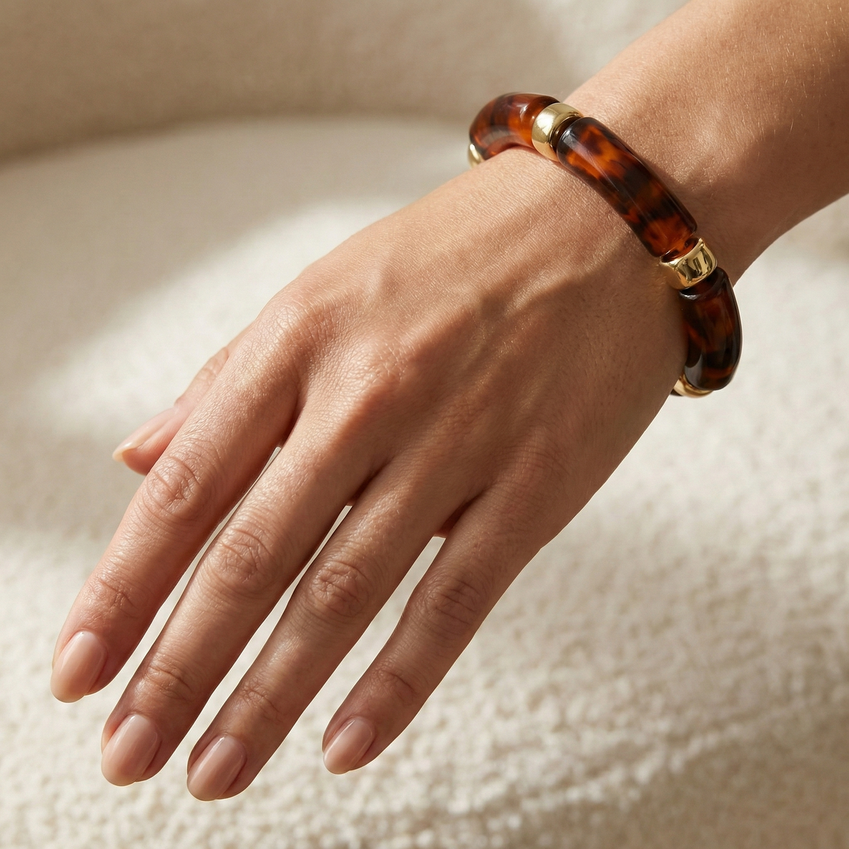 Pulsera elástica de resina efecto carey en acero dorado